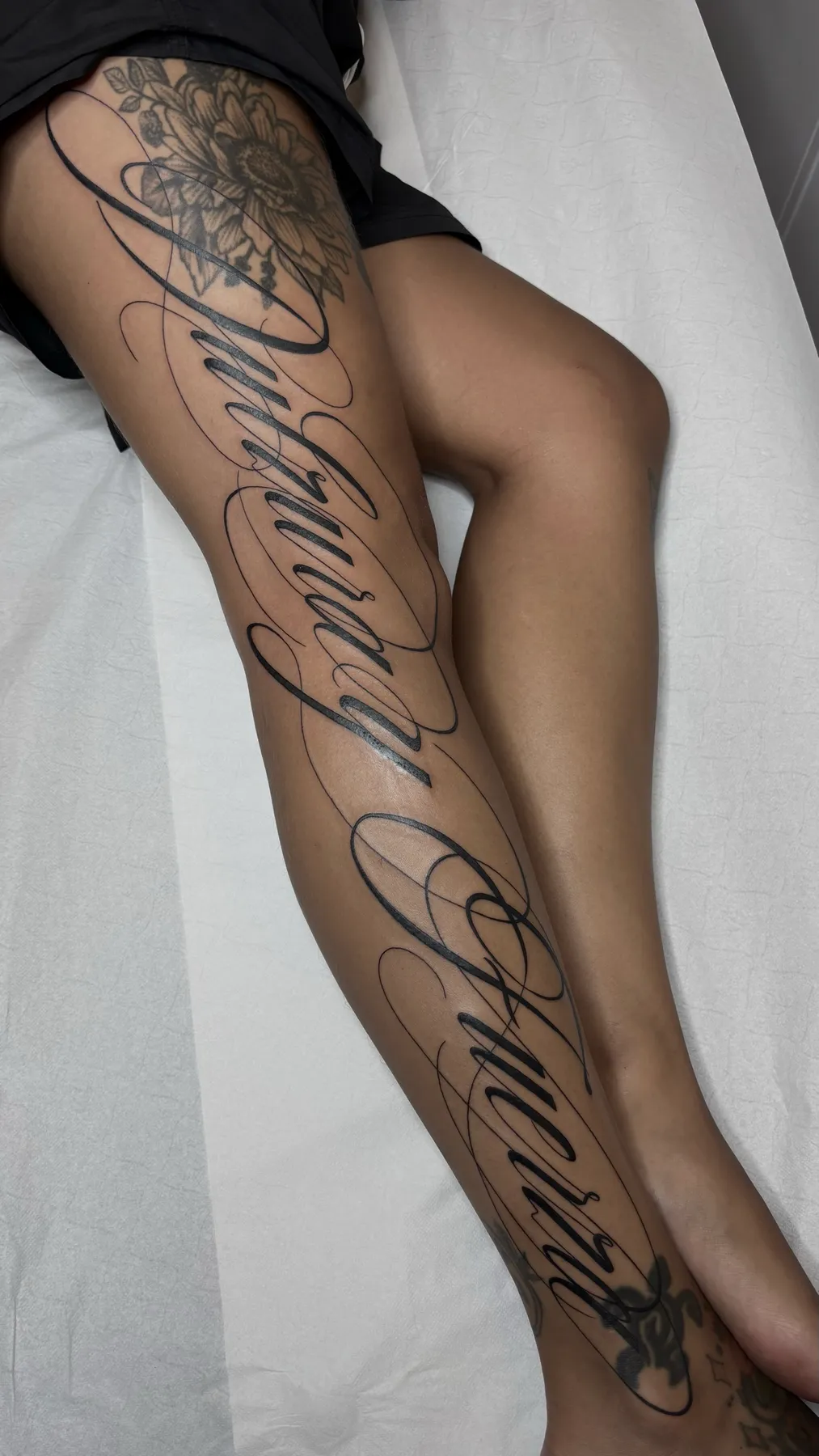Dulzura y Fuerza Lettering — tatuaje Blackwork de Nillattt, foto 1