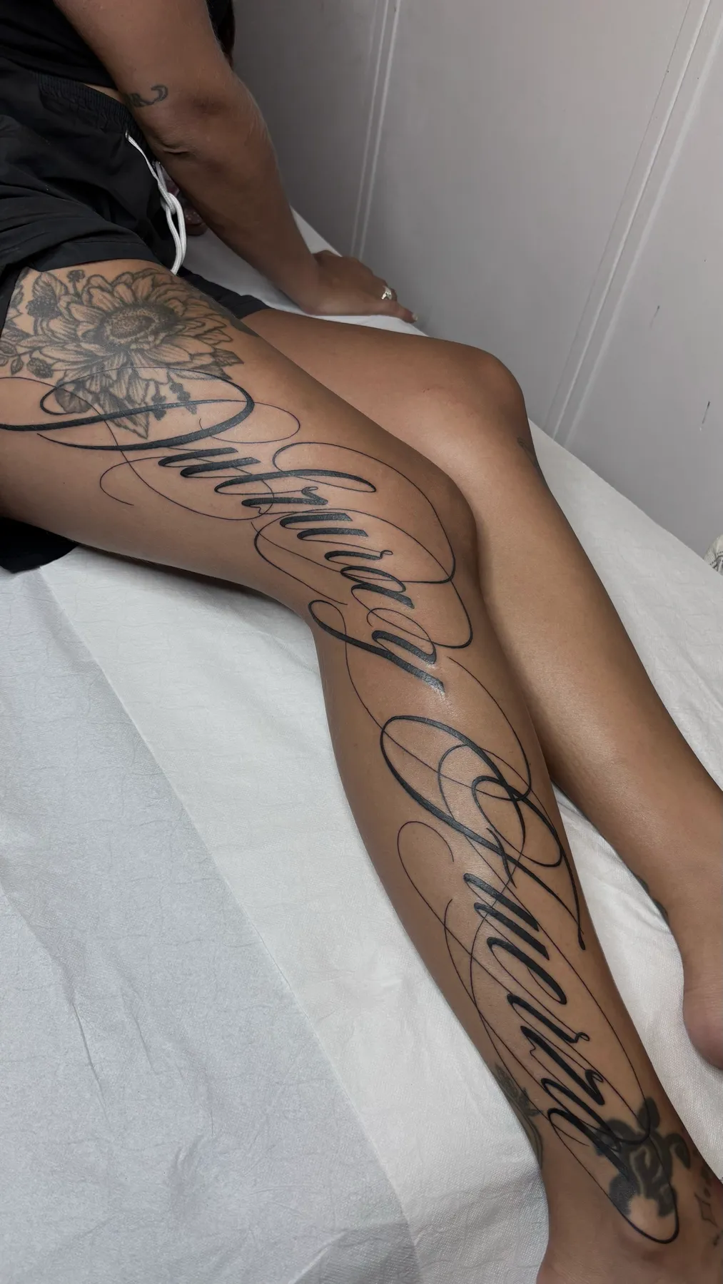 Dulzura y Fuerza Lettering — tatuaje Blackwork de Nillattt, foto 2