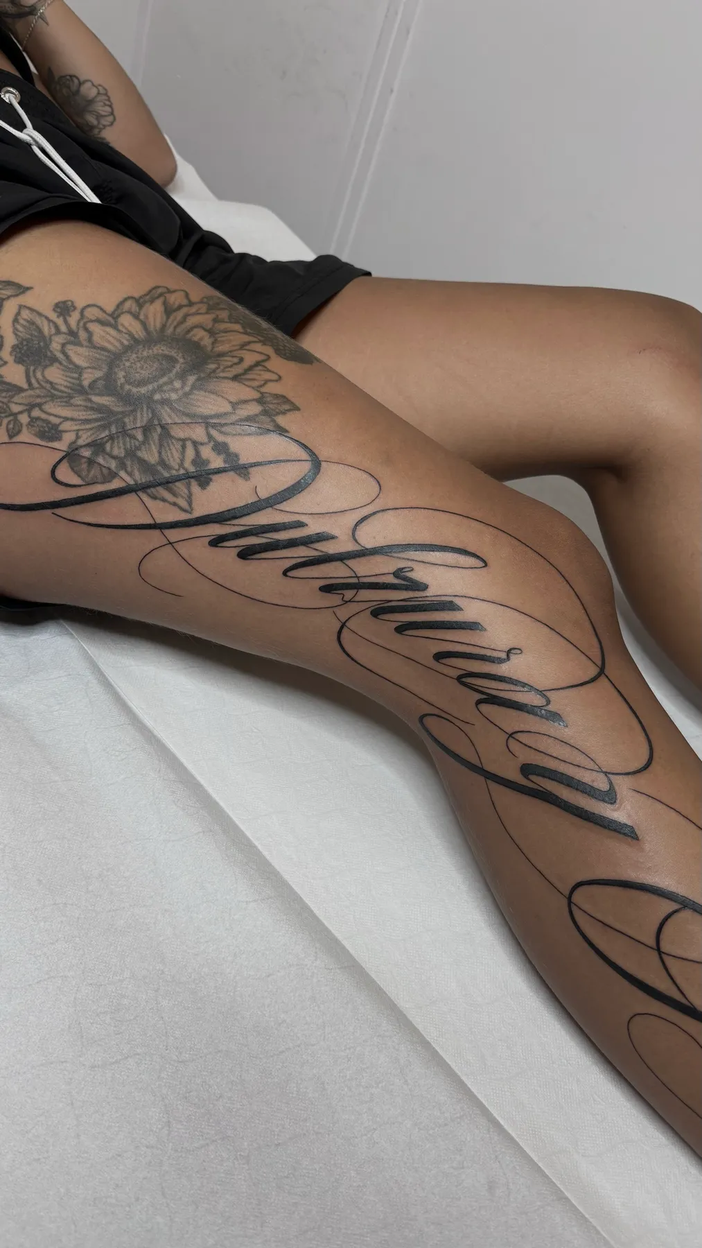 Dulzura y Fuerza Lettering — tatuaje Blackwork de Nillattt, foto 3