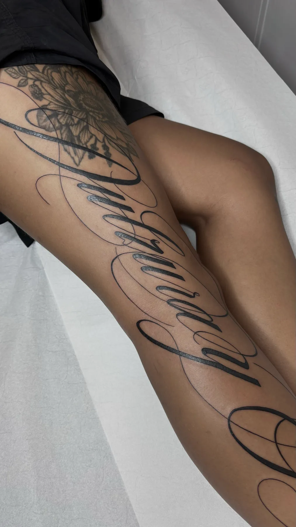 Dulzura y Fuerza Lettering — tatuaje Blackwork de Nillattt, foto 4