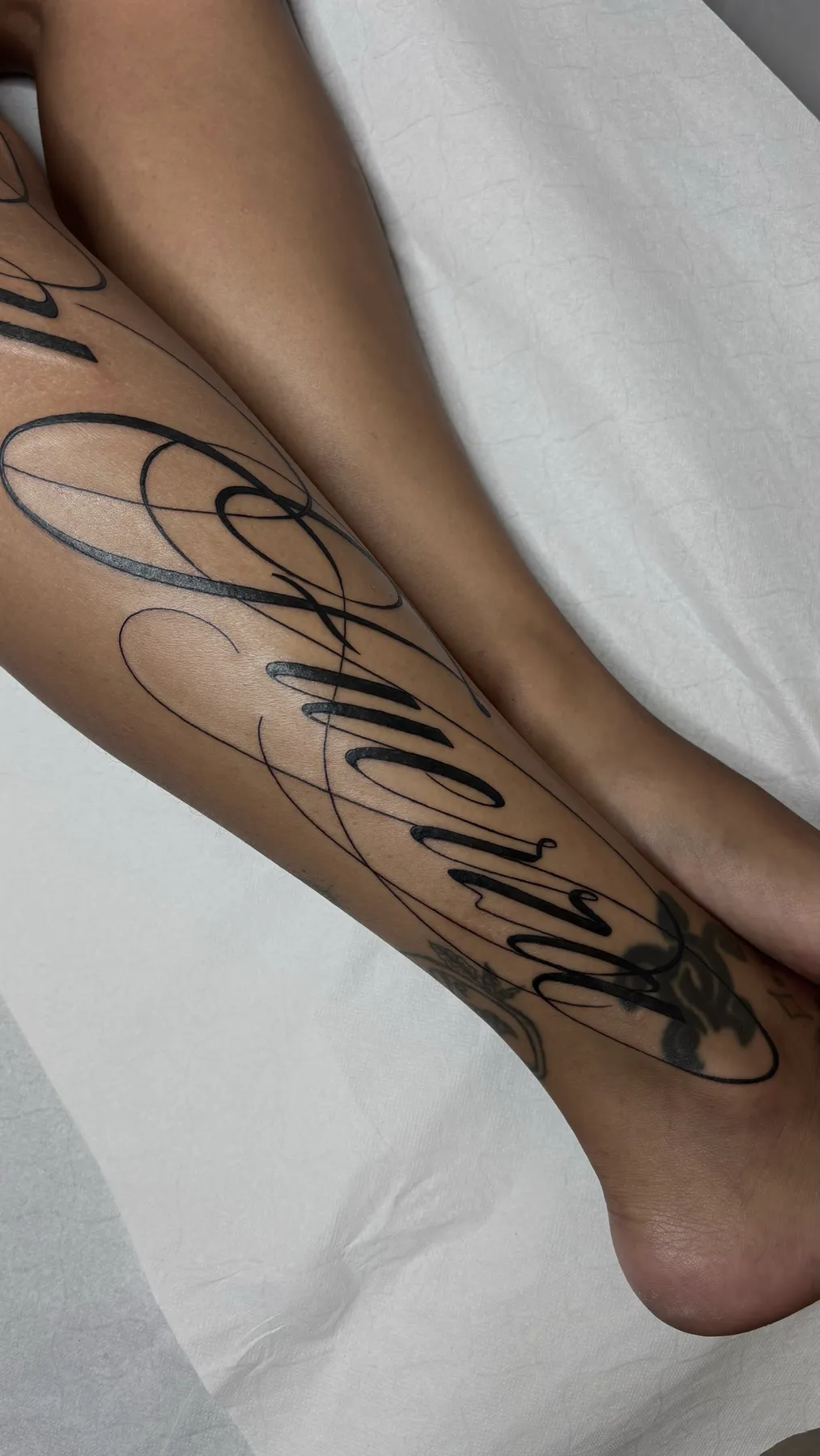 Dulzura y Fuerza Lettering — tatuaje Blackwork de Nillattt, foto 5