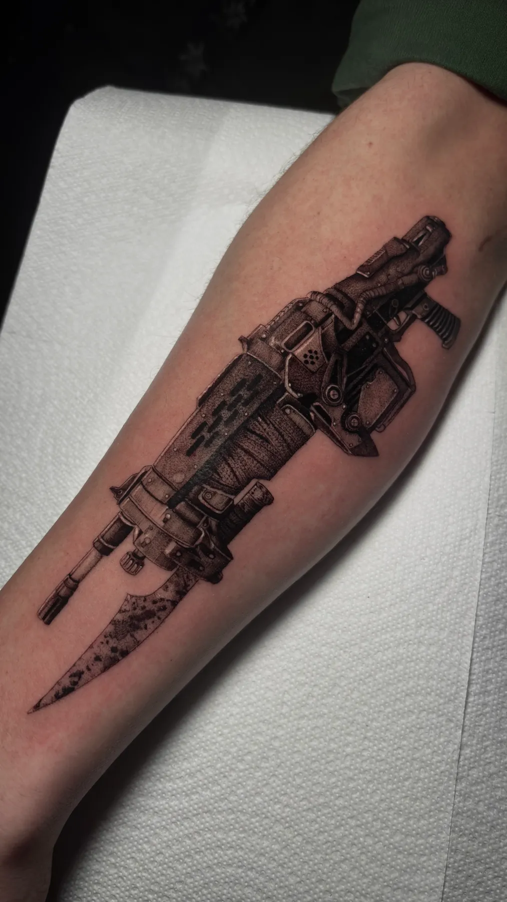 Gears of War Blaster — tatuaje Blackwork de Nillattt, foto 1
