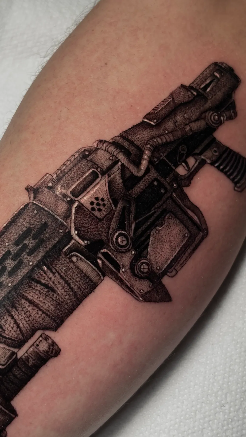 Gears of War Blaster — tatuaje Blackwork de Nillattt, foto 2