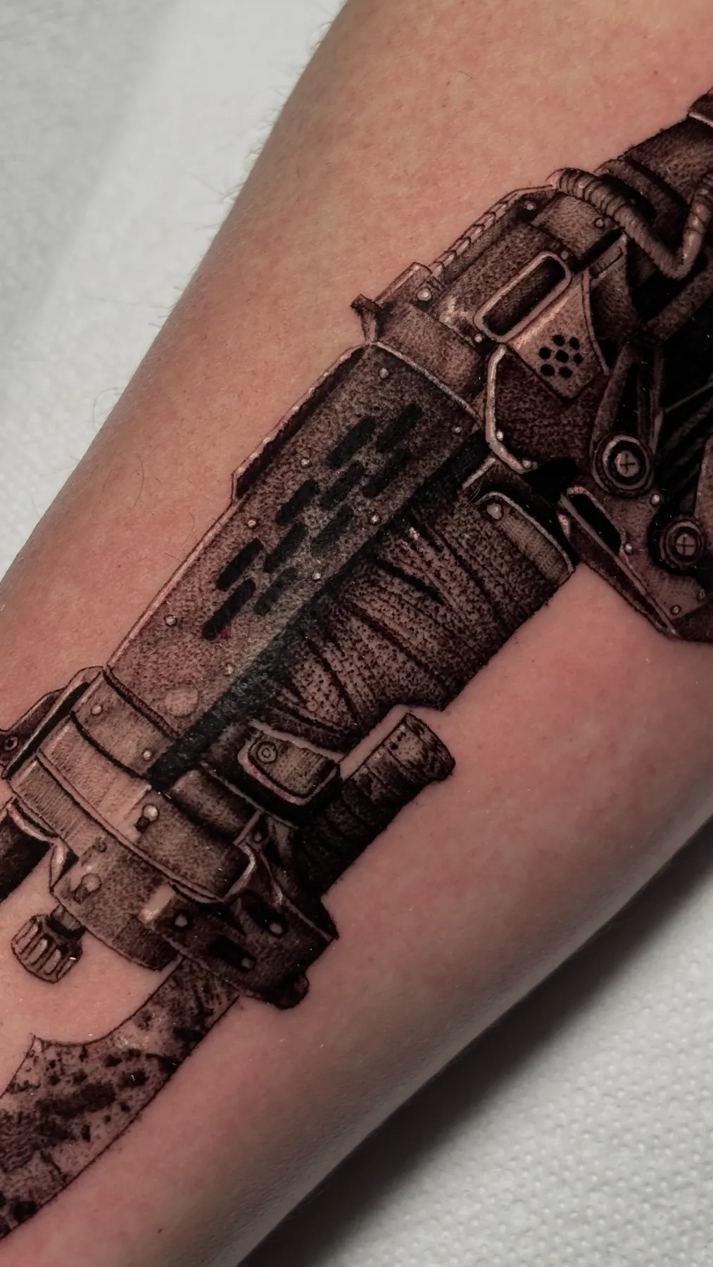 Gears of War Blaster — tatuaje Blackwork de Nillattt, foto 3