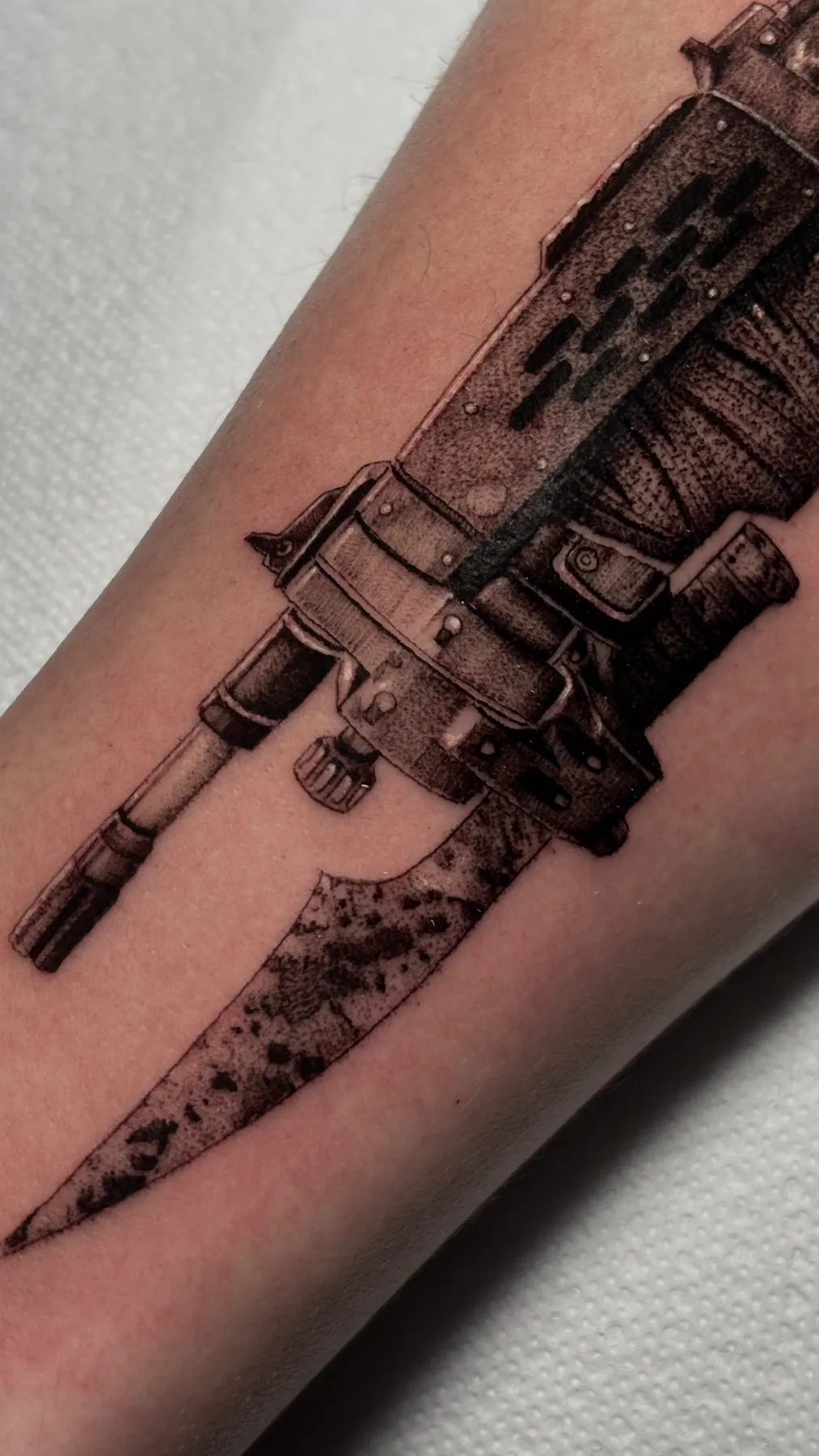 Gears of War Blaster — tatuaje Blackwork de Nillattt, foto 4