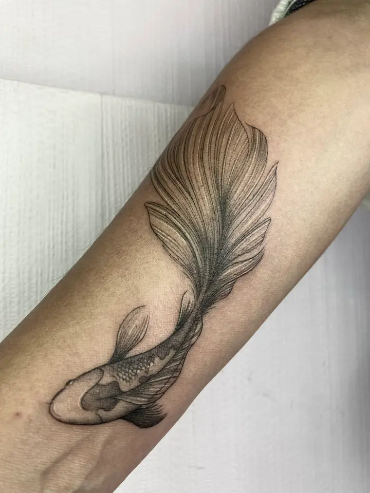 Minimal Koi — Blackwork tattoo by Nillattt, photo 1