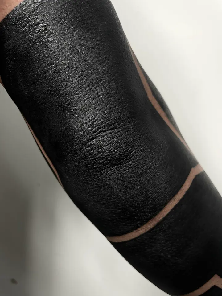 Elbow Blackout — Blackout tattoo by Nillattt, photo 1