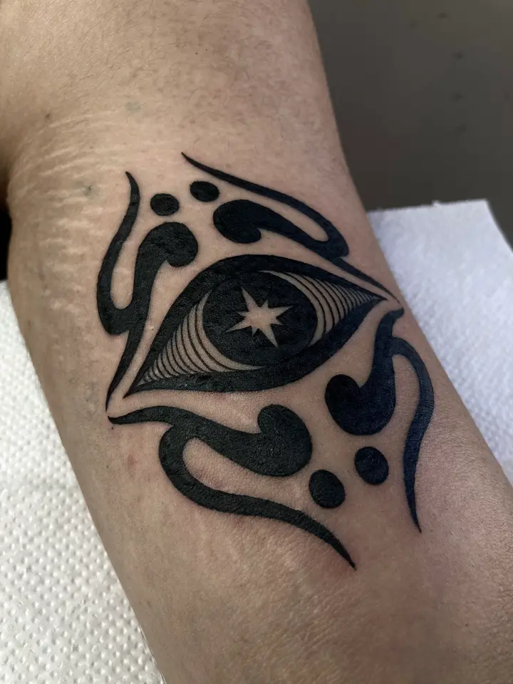 Star Eye — Blackwork tattoo by Nillattt, photo 1