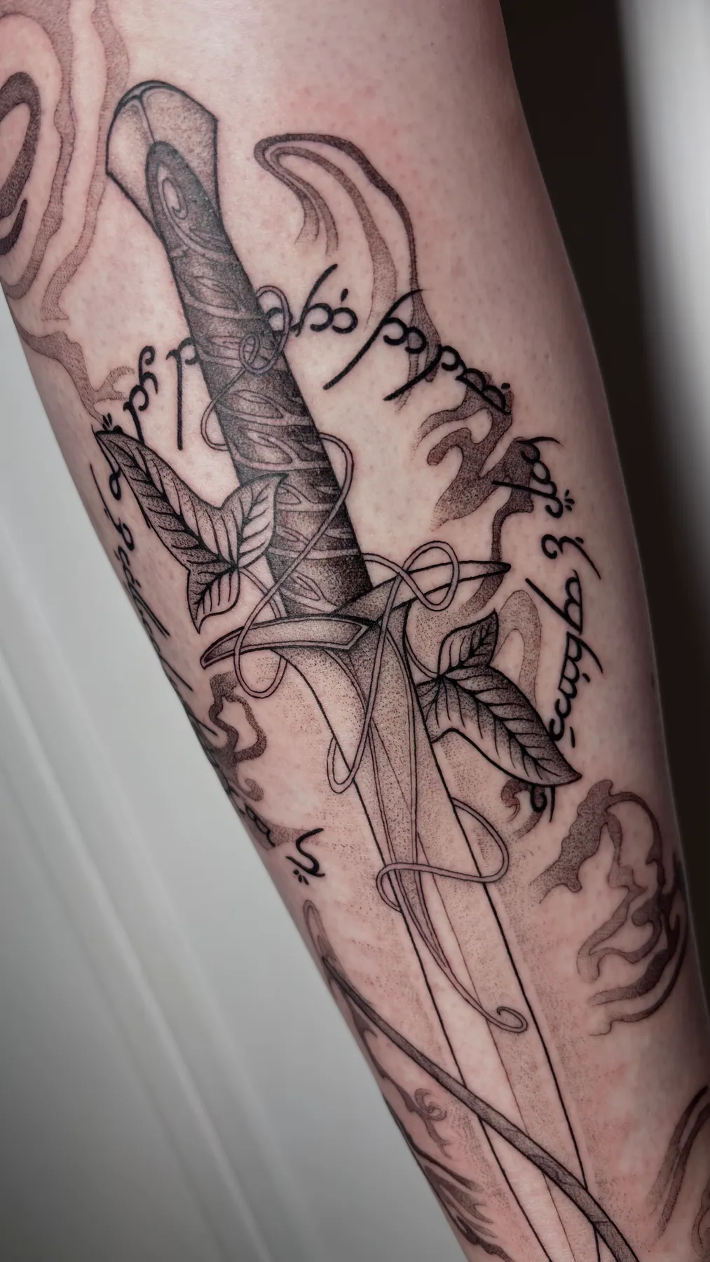 Sting LOTR — tatuaje Blackwork de Nillattt, foto 3