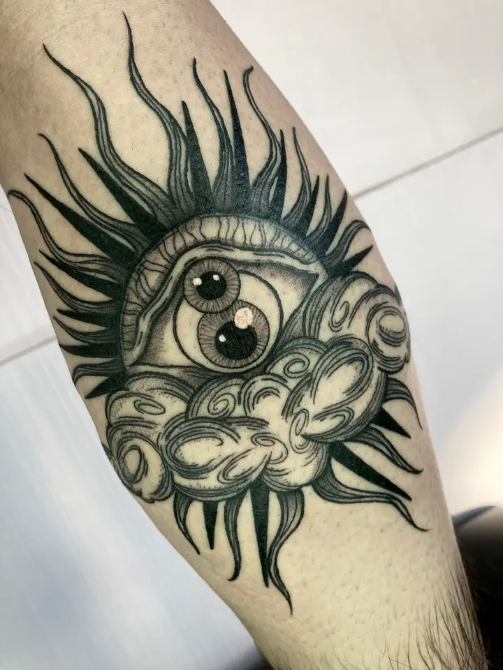 Sun Eye — Blackwork tattoo by Nillattt, photo 1