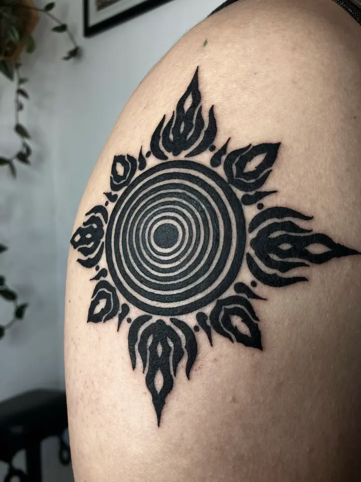 Tribal Sun — Blackwork tattoo by Nillattt, photo 1